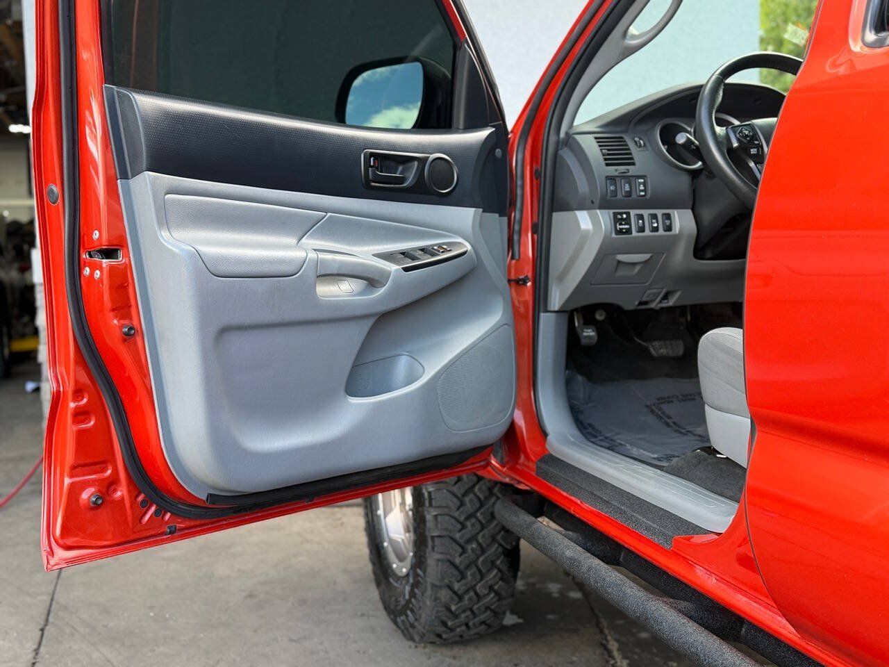 Used 2015 Toyota Tacoma TRD Pro w/ Off Road Towing Package AWD/4WD image 4