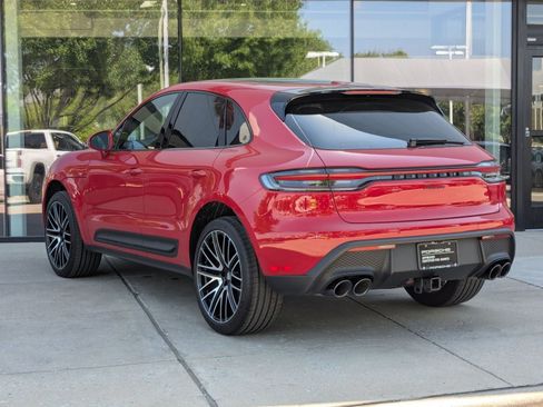Certified 2025 Porsche Macan image 3
