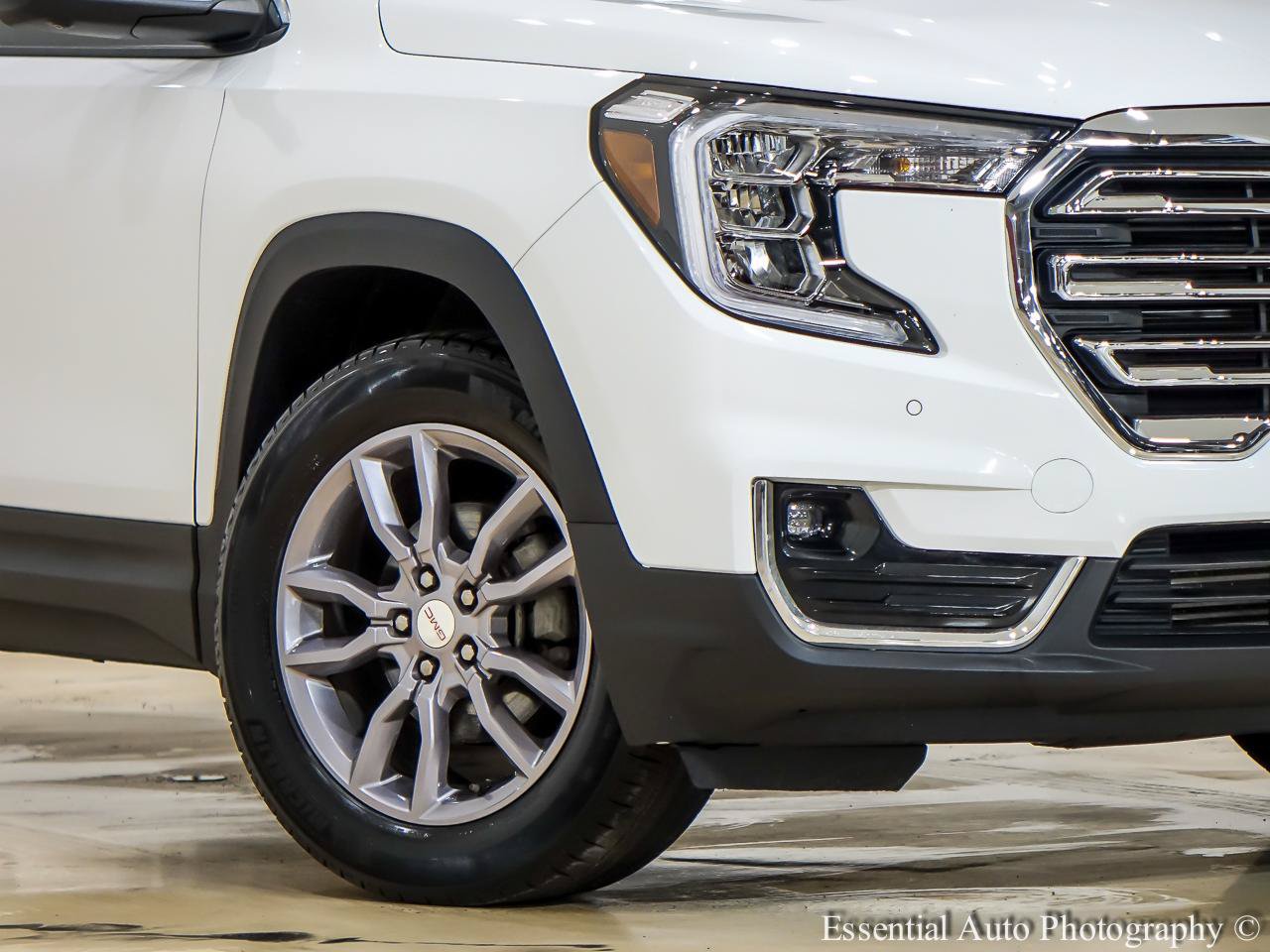 Used 2023 GMC Terrain SLT w/ Tech Package AWD/4WD image 3