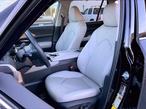 Used 2024 Toyota Grand Highlander Limited image 8