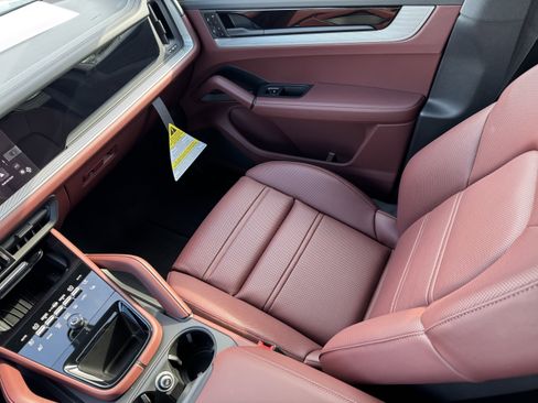 New 2025 Porsche Cayenne Coupe image 19