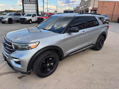 Used 2020 Ford Explorer XLT w/ Equipment Group 202A image 7