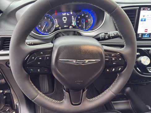 Used 2024 Chrysler Pacifica Touring-L w/ Uconnect Theater Family Group image 16