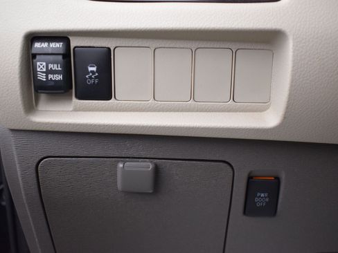 Used 2020 Toyota Sienna XLE image 18