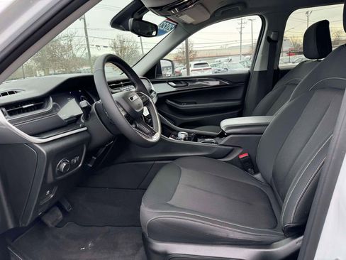 Used 2023 Jeep Grand Cherokee Laredo image 15