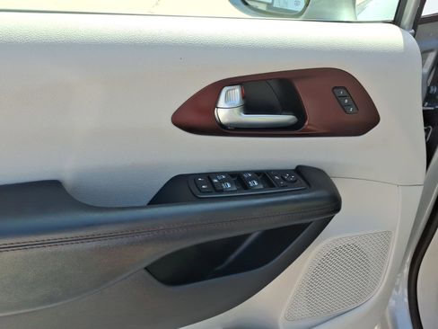 Used 2020 Chrysler Pacifica Limited image 14