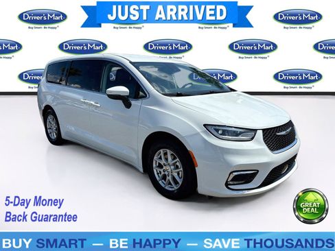 Used 2023 Chrysler Pacifica Touring-L FWD image 1