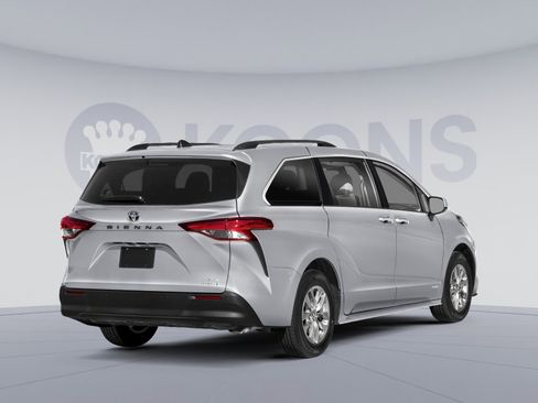 Used 2023 Toyota Sienna XLE FWD image 2