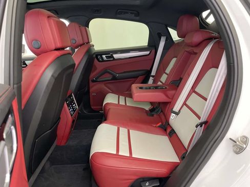 Certified 2022 Porsche Cayenne Platinum Edition AWD/4WD image 19