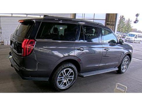 Used 2025 Ford Expedition Active AWD/4WD image 3