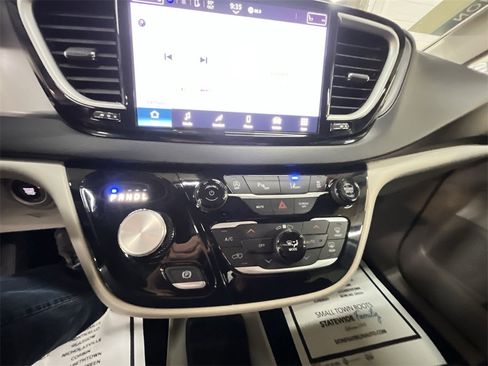 Used 2024 Chrysler Pacifica Touring-L image 18