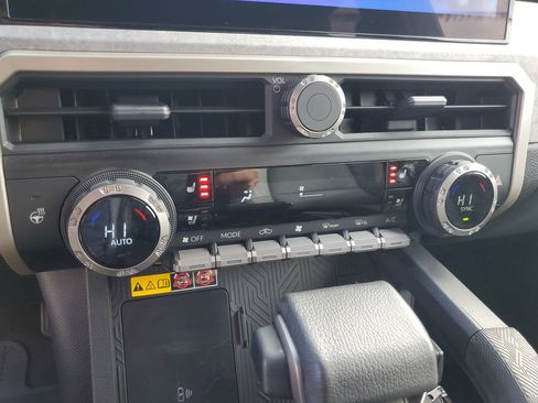 Used 2025 Toyota Tacoma Trailhunter image 19