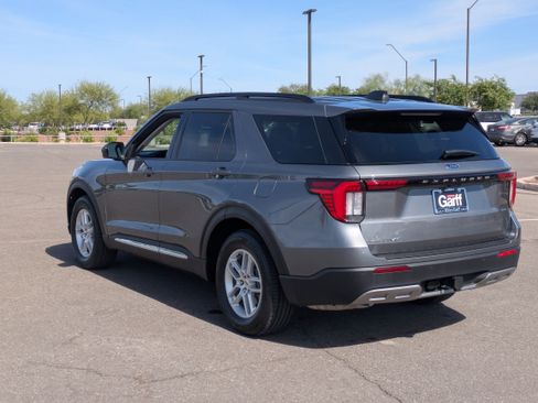 Used 2025 Ford Explorer Active w/ Active Comfort Package RWD image 3