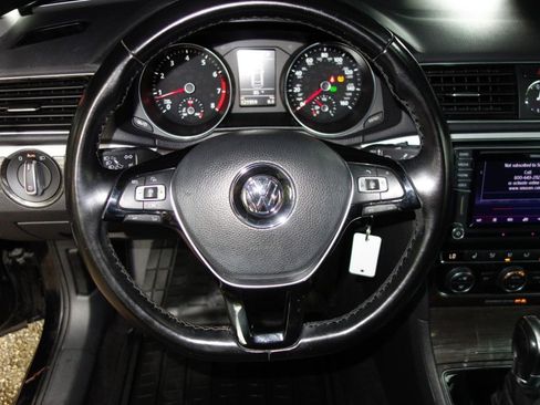 Used 2016 Volkswagen Passat 1.8T SE FWD image 12