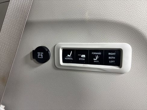 Used 2021 Chrysler Pacifica Limited w/ Uconnect Theater Family Group image 26