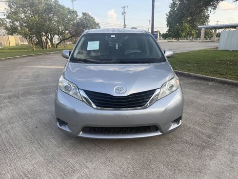 Used 2012 Toyota Sienna LE FWD image 2