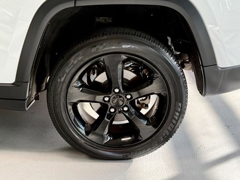 Certified 2023 Jeep Grand Cherokee Altitude AWD/4WD image 3