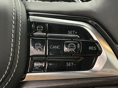 Used 2022 Jeep Grand Cherokee Overland w/ Advanced Protech Group III image 37