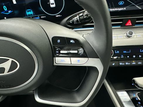 Used 2025 Hyundai Elantra Limited image 26