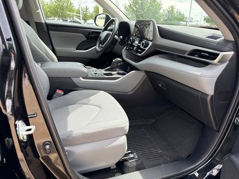 Used 2023 Toyota Highlander LE AWD/4WD image 16