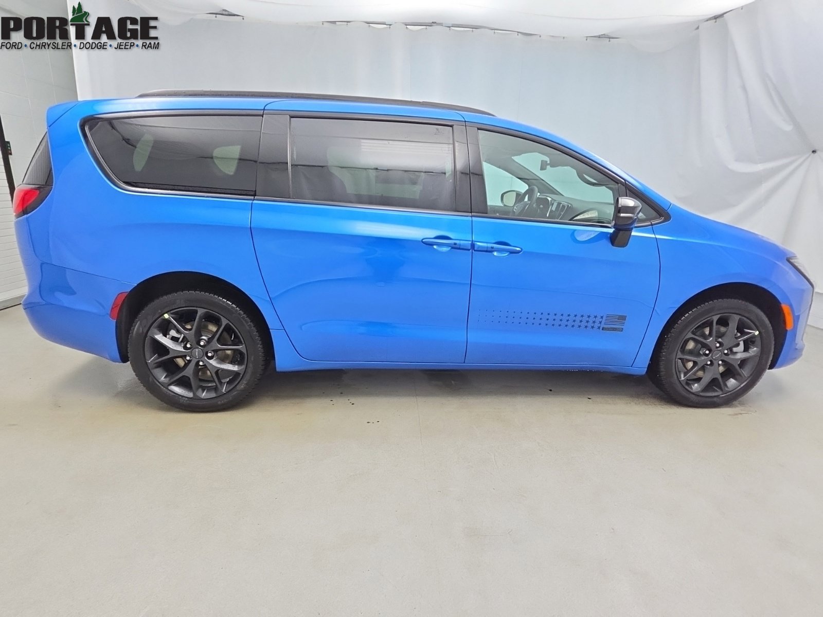 New 2027 Chrysler Pacifica Select AWD/4WD image 8