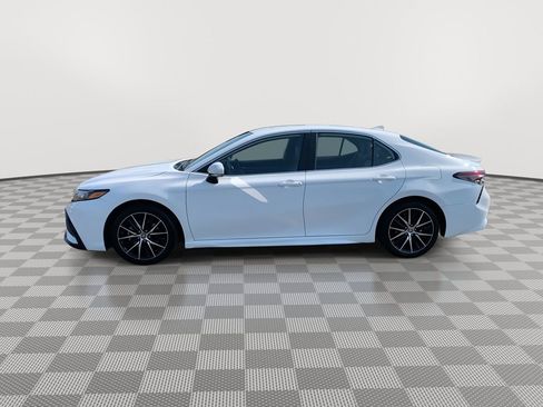 Used 2023 Toyota Camry SE image 4