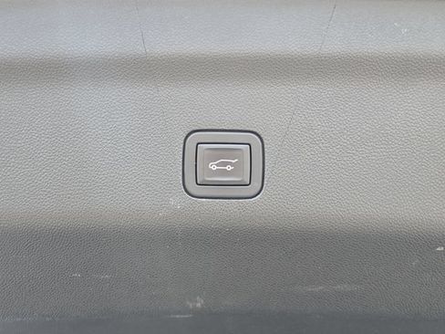 Used 2024 Chevrolet Suburban Premier RWD image 7
