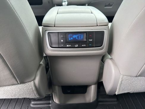 Used 2017 Toyota Highlander XLE AWD/4WD image 18