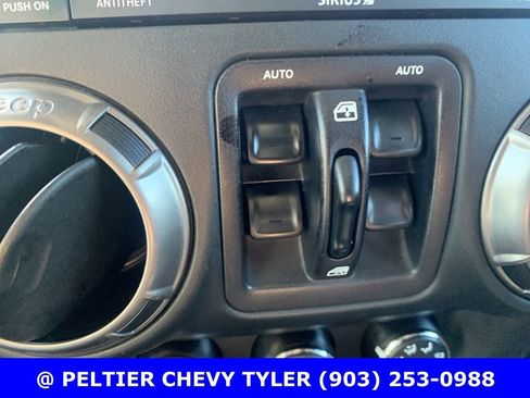 Used 2018 Jeep Wrangler Unlimited Sahara AWD/4WD image 19