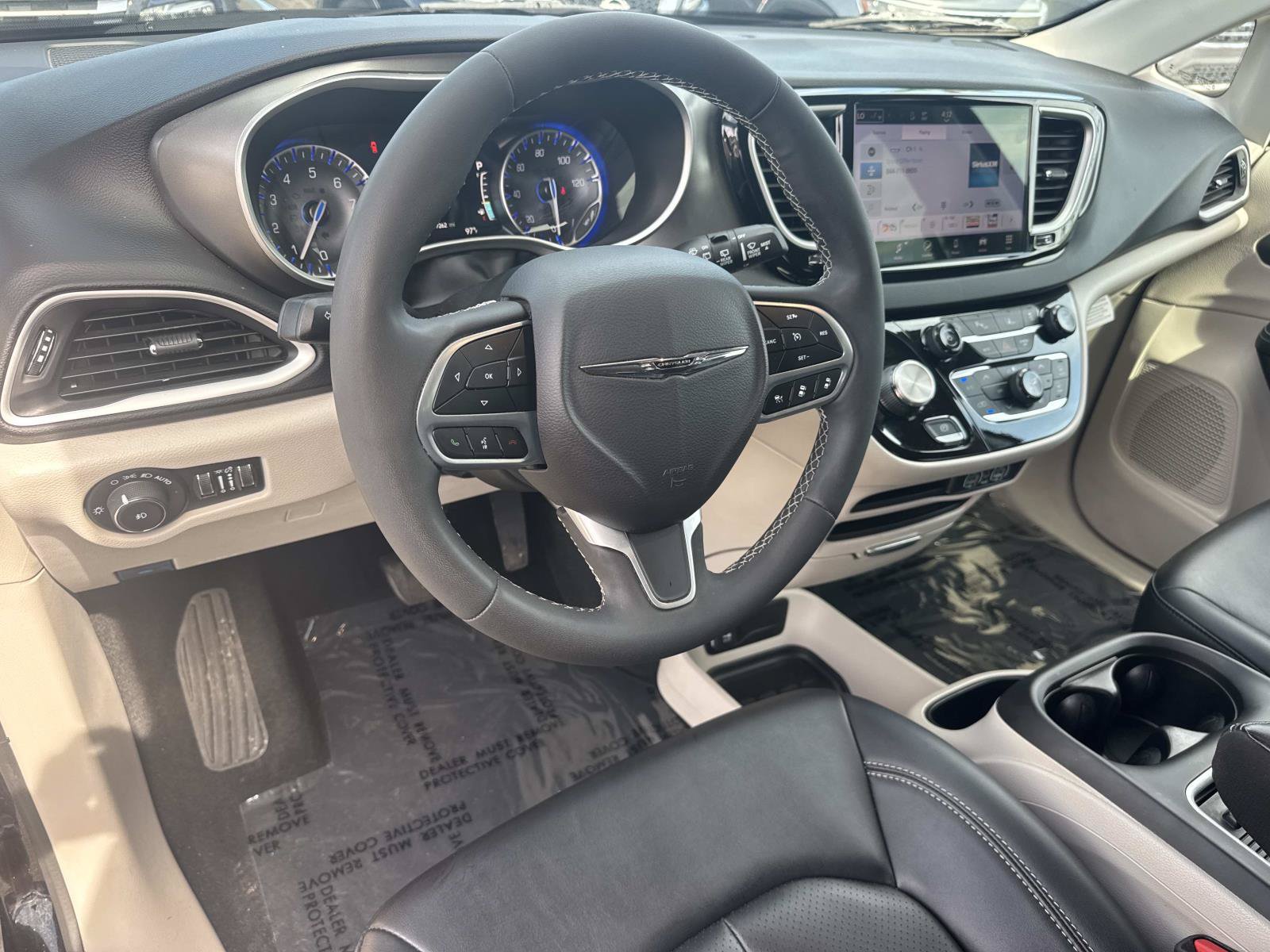 Used 2024 Chrysler Pacifica Touring-L FWD image 19