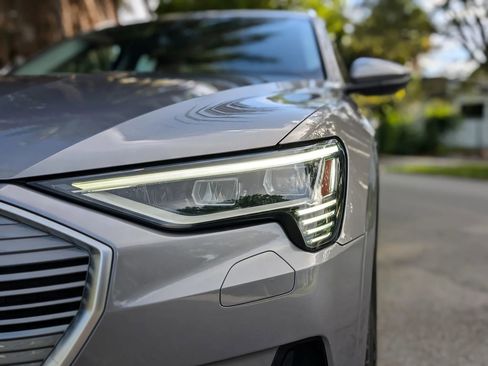 Used 2021 Audi e-tron Premium w/ Towing Package image 84