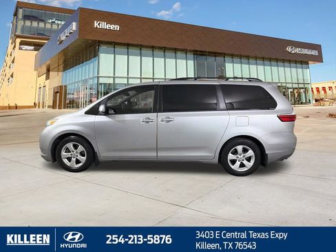 Used 2017 Toyota Sienna LE FWD image 4