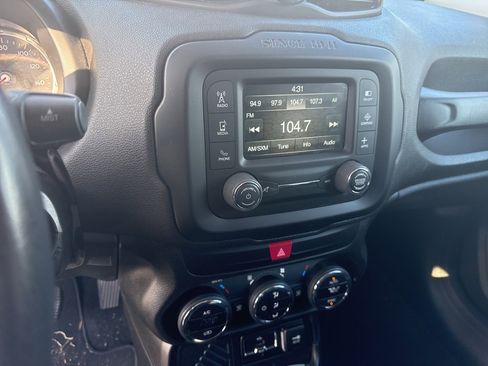 Used 2017 Jeep Renegade Latitude w/ Popular Equipment Group image 12