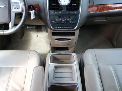 Used 2015 Chrysler Town & Country Touring image 28