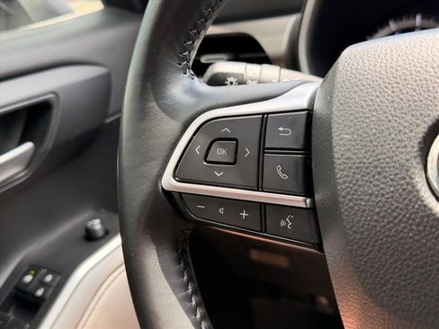 Used 2023 Toyota Highlander XLE AWD/4WD image 17
