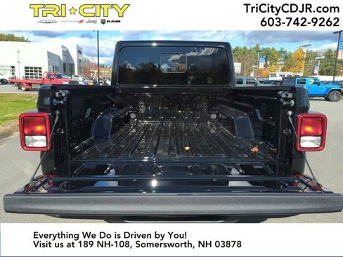 New 2025 Jeep Gladiator Sport image 22