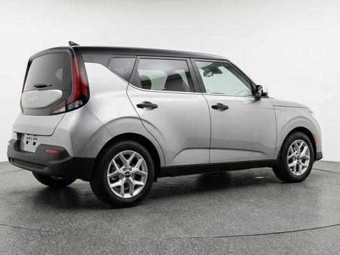 Used 2025 Kia Soul LX w/ LX Technology Package image 9