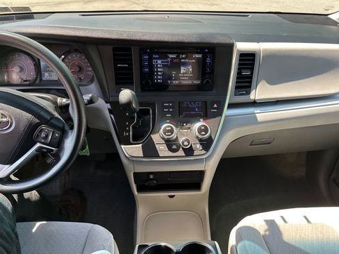 Used 2015 Toyota Sienna LE FWD image 18