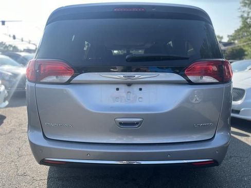 Used 2018 Chrysler Pacifica Limited image 8
