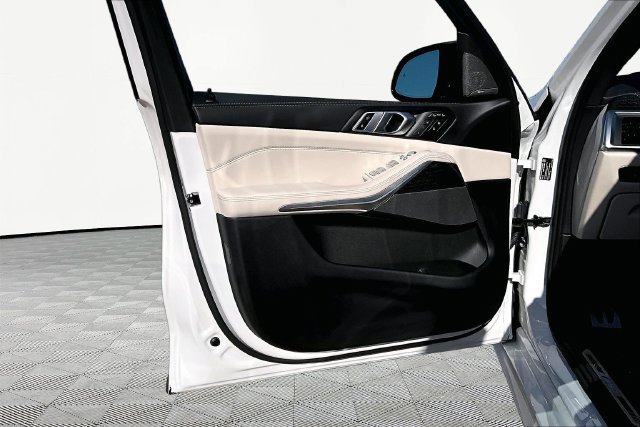 Used 2025 BMW X7 M60i w/ Executive Package AWD/4WD image 18