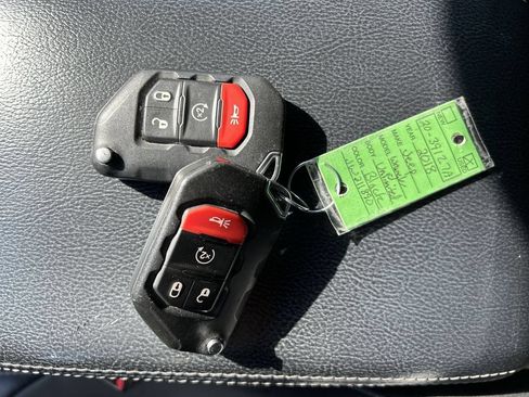 Used 2018 Jeep Wrangler Unlimited Sahara w/ Uconnect 4C Nav & Sound Group AWD/4WD image 27