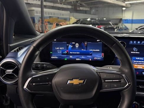 Used 2024 Chevrolet Equinox EV LT FWD image 11