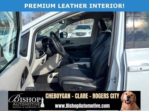 Used 2023 Chrysler Pacifica Touring-L FWD image 5