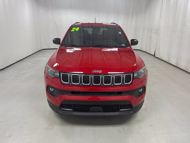 Used 2024 Jeep Compass Latitude AWD/4WD image 3