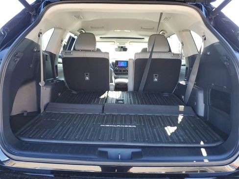 Certified 2023 Toyota Highlander XLE image 9