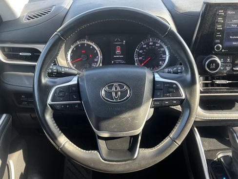 Used 2022 Toyota Highlander LE AWD/4WD image 18