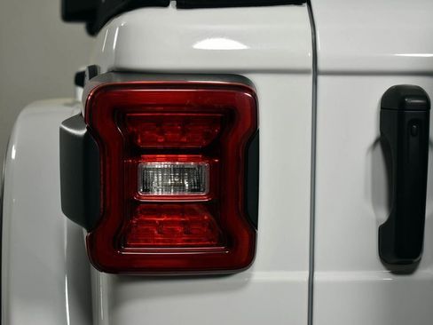 Used 2022 Jeep Wrangler Unlimited Rubicon w/ LED Lighting Group image 25