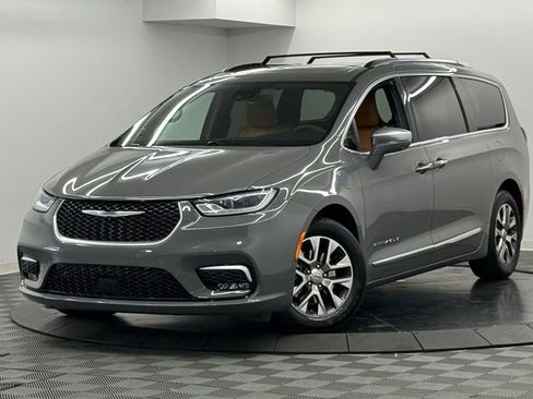 Used 2022 Chrysler Pacifica Pinnacle image 2