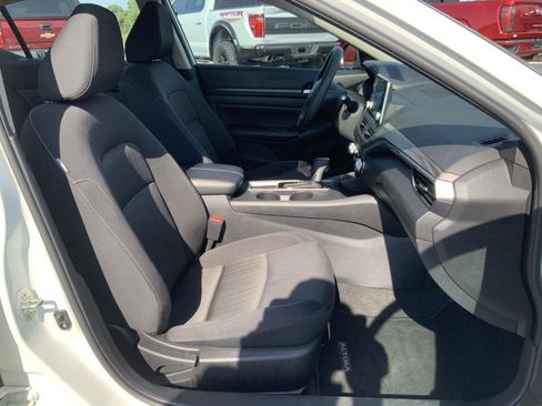 Used 2025 Nissan Altima 2.5 SV FWD image 45