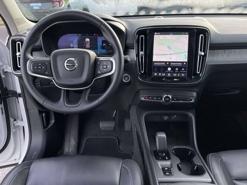 Used 2025 Volvo XC40 B5 Core AWD/4WD image 4